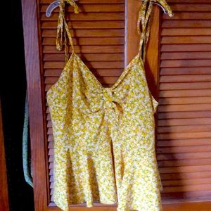 The perfect summer blouse! Daisy printed cami!